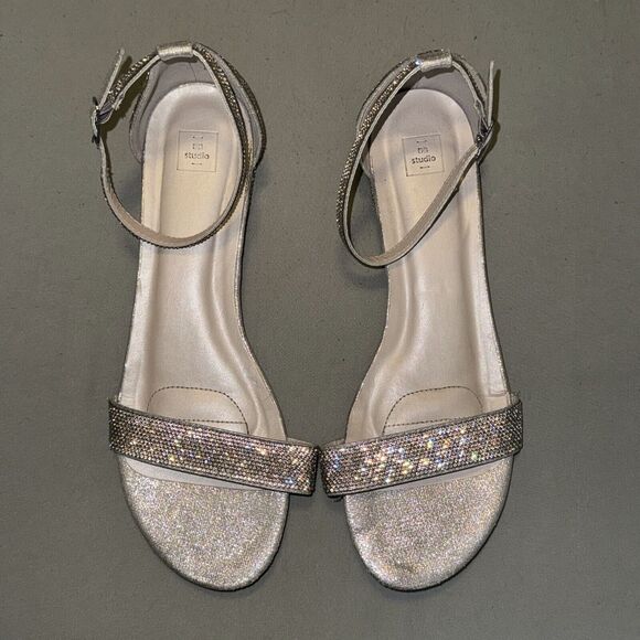 DB Studio Lizzy13 Womens US 10M Flat Sandals Silver Crystal Ankle Strap Strappy - Picture 1 of 7